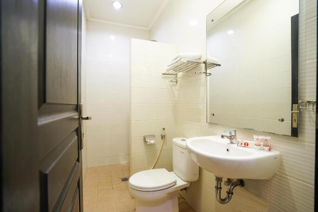 סוראבאיה Oyo 235 Maumu Hotel & Lounge מראה חיצוני תמונה
